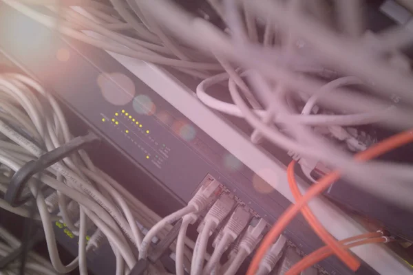 Estante del servidor con servidores y cables — Foto de Stock