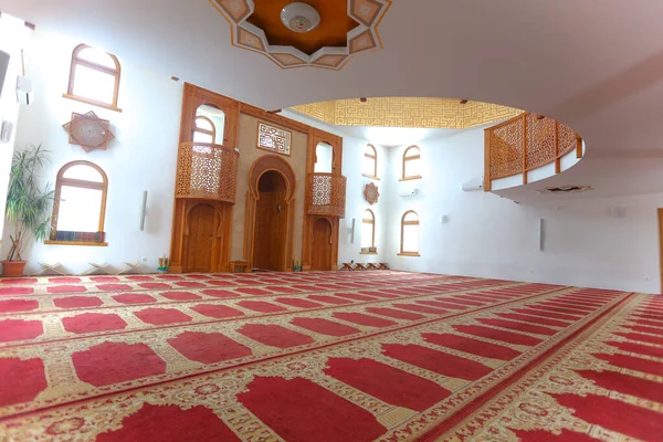 Omer ibn Hattab mosque in Sarajevo, Bosnia and Herzegovina, int — 스톡 사진