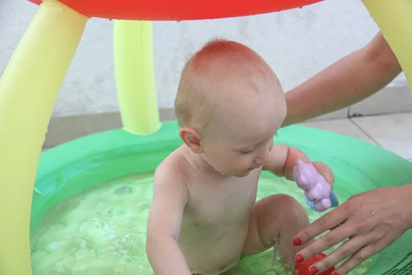 Beau bébé garçon d'un an jouant dans la piscine — Photo