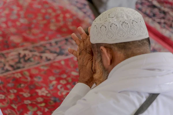 Old Muslim man praying — Stock Photo, Image