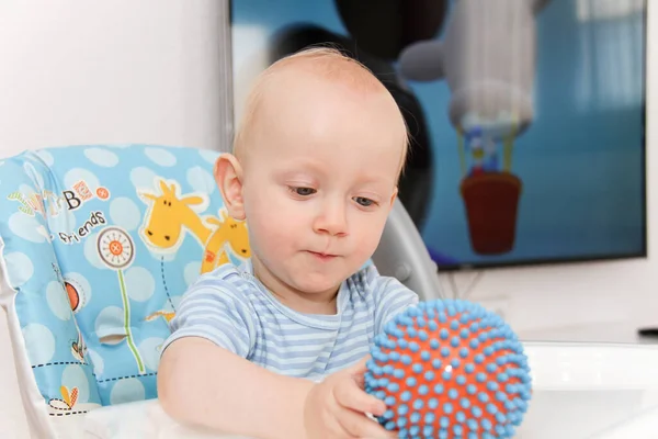 Ein Jahr Baby schaut Zeichentrickfilme im Fernsehen und spielt — Stockfoto