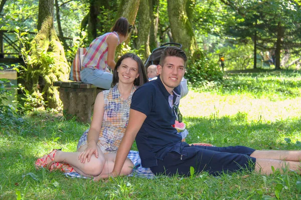 Boldog család piknik a zöld parkban — Stock Fotó