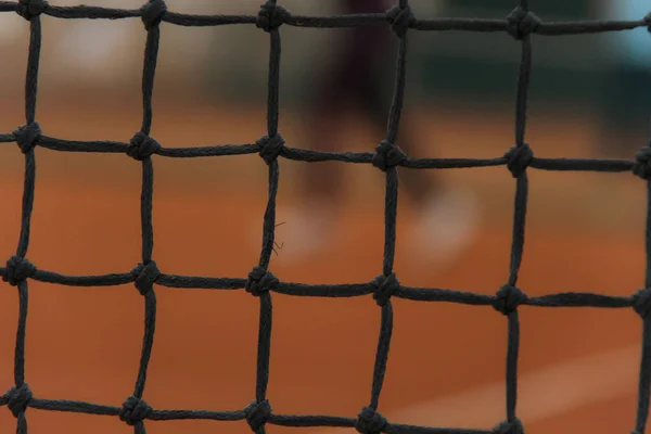 Pista roja de tenis con red gris —  Fotos de Stock