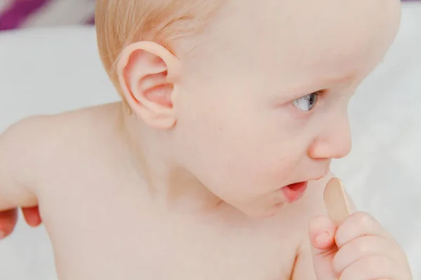 Ein Jahr alter kranker Junge bei der jungen Ärztin — Stockfoto