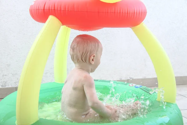 Schöner kleiner Junge spielt auf dem Spielplatz — Stockfoto