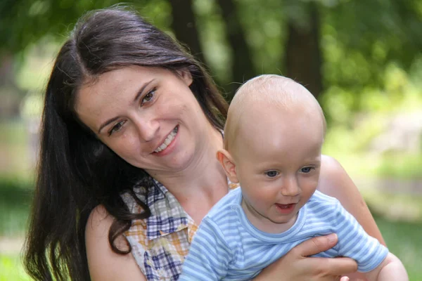 Fotografie Happy Mother Dítětem Můžete Vychutnat Pikniku Parku — Stock fotografie