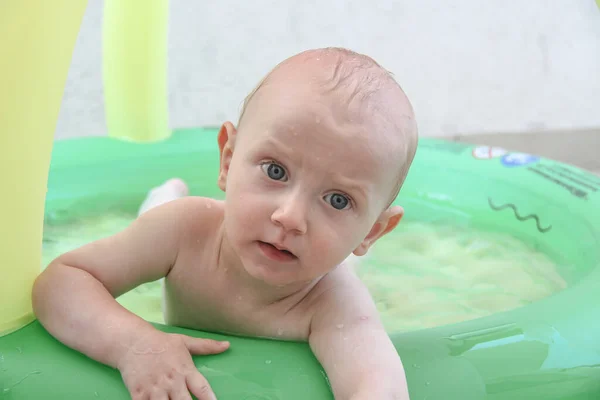 Schöner kleiner Junge spielt auf dem Spielplatz — Stockfoto