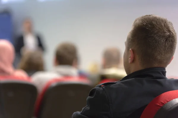 Zakenman in het auditorium, Conferentiezaal, succesvolle start — Stockfoto