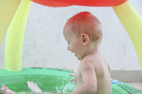 Beau bébé garçon jouant au terrain de jeu — Photo