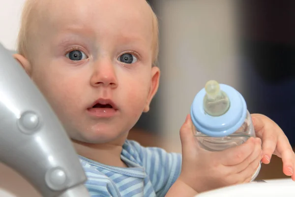 Ein Jahr Baby schaut Zeichentrickfilme im Fernsehen und spielt — Stockfoto