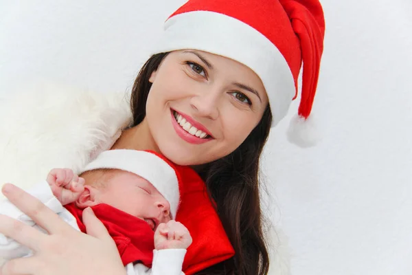 Gelukkig moeder met mannelijke baby dragen kerst hoeden — Stockfoto