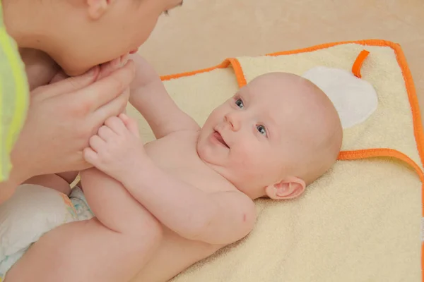 Anne zevk beş ay bebek oğlu ile oynamak — Stok fotoğraf