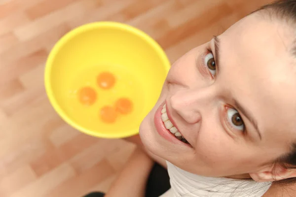 Vista Superior Una Mujer Sosteniendo Tazón Amarillo Con Huevos — Foto de Stock