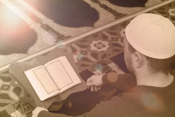 Μουσουλμάνος απαγγέλλει από το ιερό βιβλίο Κοράνι, Κοράνι, ισλαμική θρησκεία — Φωτογραφία Αρχείου