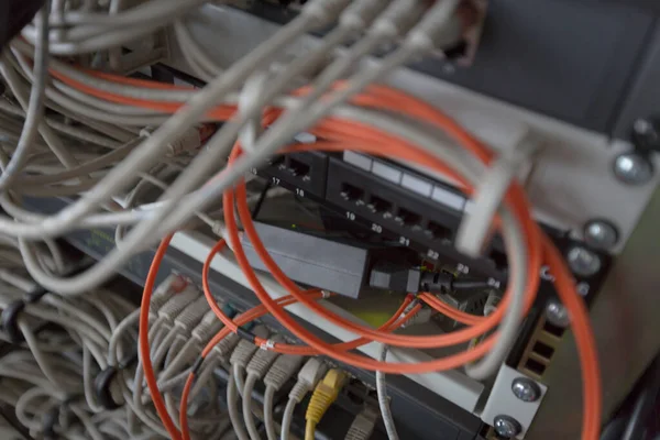 Rack gemonteerde servers in een serverruimte, close-up — Stockfoto
