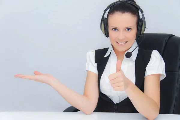 Opérateur téléphonique de soutien à la clientèle femelle avec casque sur le lieu de travail — Photo