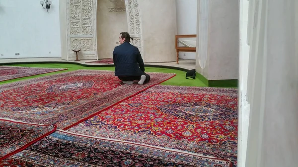 이슬람교도 가 사원에서 기도하고 있다 — 스톡 사진