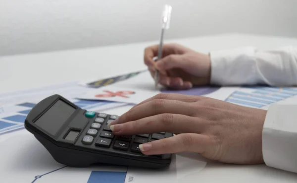 Junge Geschäftsfrau berechnet Finanzdokumente — Stockfoto