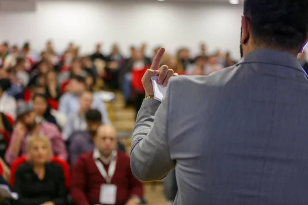 Biznesmen w audytorium, sala konferencyjna, udany start — Zdjęcie stockowe