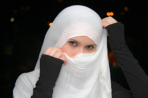 Красива мусульманка готується до молитви — стокове фото