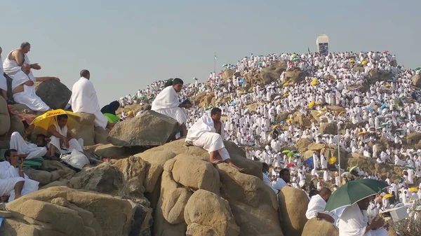 MECCA, SAUDI ARABIA, sSeptember 2016., Muslims at Mount Arafat (o — стоковое фото