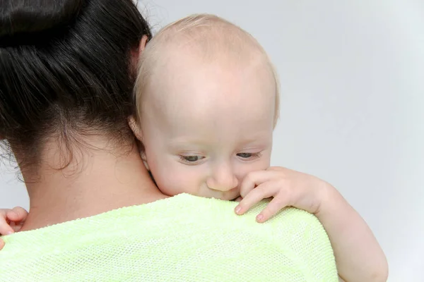 Moeder en een jaar baby jongen genieten van het spelen — Stockfoto