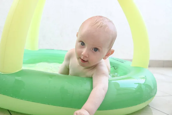 Schöner kleiner Junge spielt auf dem Spielplatz — Stockfoto