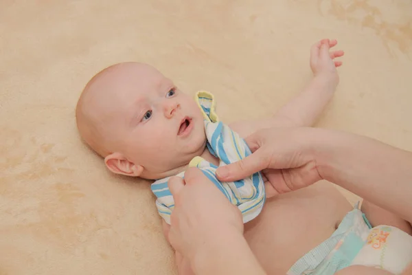 Güzel erkek bebek oyun alanında oynuyor. — Stok fotoğraf