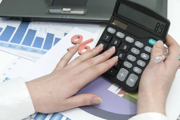 Junge Geschäftsfrau berechnet Finanzdokumente — Stockfoto