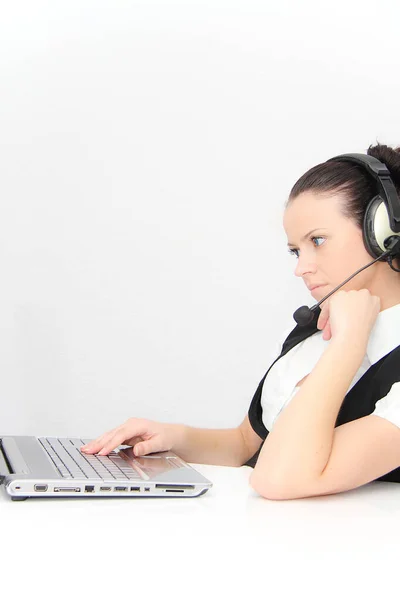 Operador telefónico femenino de atención al cliente con auriculares en el lugar de trabajo —  Fotos de Stock
