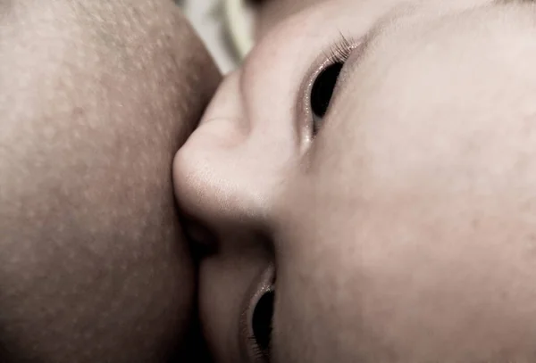 Młoda matka karmienia piersią jej synka — Zdjęcie stockowe