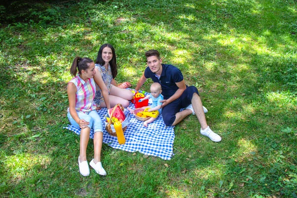 Foto Van Gelukkige Vrienden Genieten Een Picknick Het Park — Stockfoto