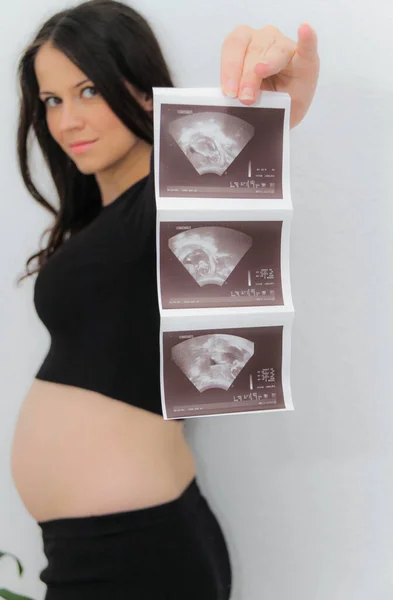 Mujer embarazada feliz con el vientre grande en la ventana, embarazo, madre —  Fotos de Stock