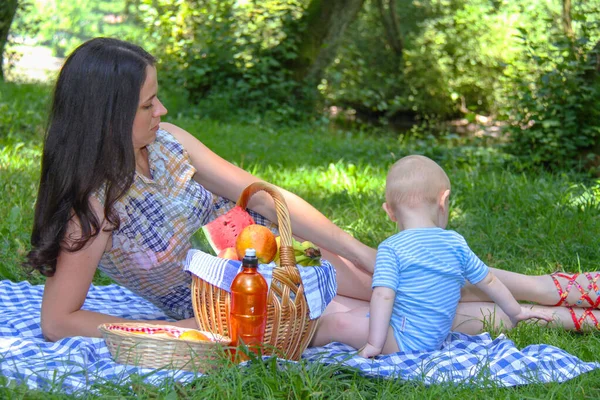 Felice madre godere con il suo piccolo figlio e fare un picnic in t — Foto Stock