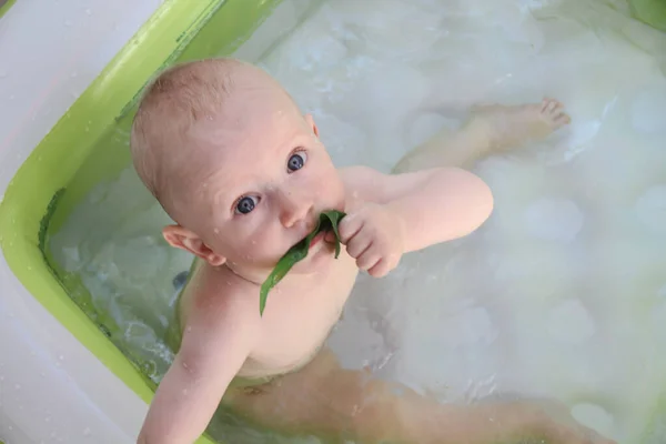 Bonito menino de um ano brincando na piscina — Fotografia de Stock