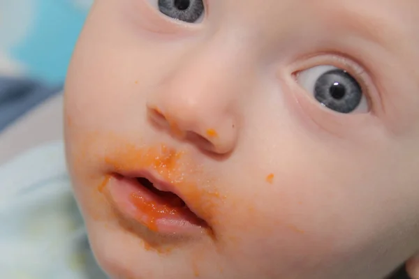 Joven madre alimenta hijo bebé en casa —  Fotos de Stock