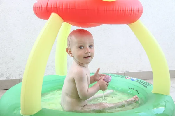 Schöner kleiner Junge spielt auf dem Spielplatz — Stockfoto