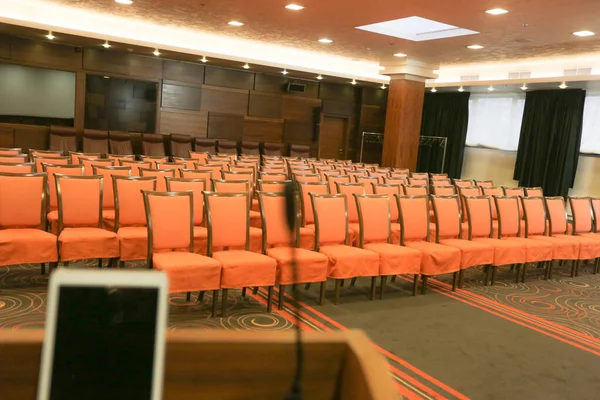 Podium mit Mikrofon und iPad im Konferenzsaal — Stockfoto