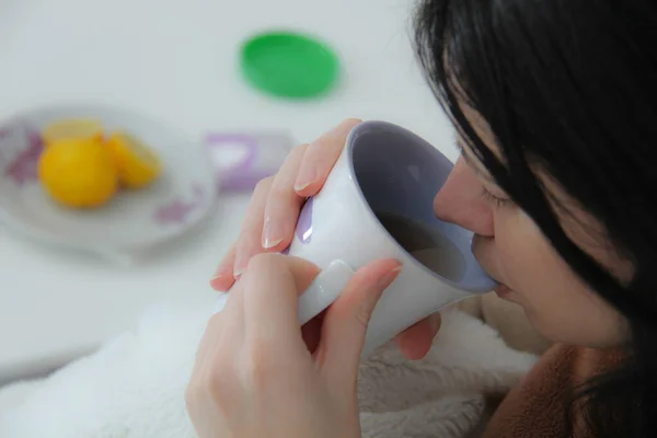 Young sick woman laying in bed — Stock Photo, Image