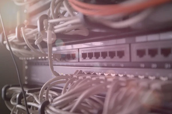 Estante del servidor con servidores y cables — Foto de Stock