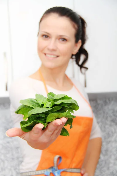 Woman preparing healthy meal, spinach in her modern kitchen — kuvapankkivalokuva