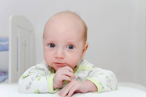 Bebé recién nacido de dos meses disfrutando —  Fotos de Stock