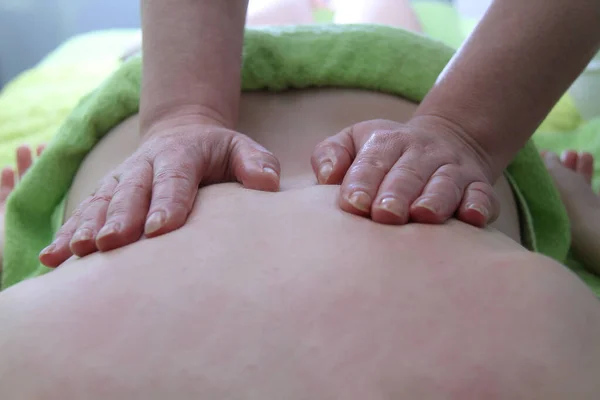 Masaje relajante en el salón de belleza moderno spa — Foto de Stock