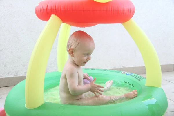Bellissimo bambino di un anno che gioca in piscina — Foto Stock