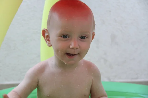 Όμορφο αγοράκι ενός έτους που παίζει στην πισίνα. — Φωτογραφία Αρχείου