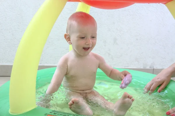 Schöner kleiner Junge spielt auf dem Spielplatz — Stockfoto