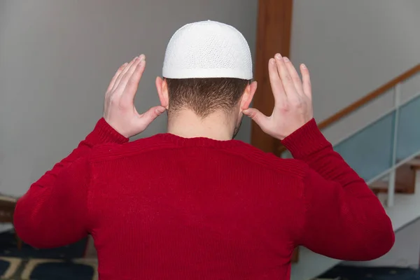 El hombre musulmán reza en la mezquita —  Fotos de Stock
