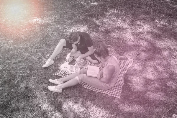 Couple heureux amoureux, reposant sur le parc et profitant de la journée t — Photo