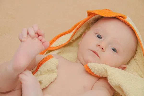 Menino lindo, cinco meses de idade brincando — Fotografia de Stock