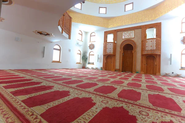 Omer ibn Hattab mosque in Sarajevo, Bosnia and Herzegovina, int — 스톡 사진